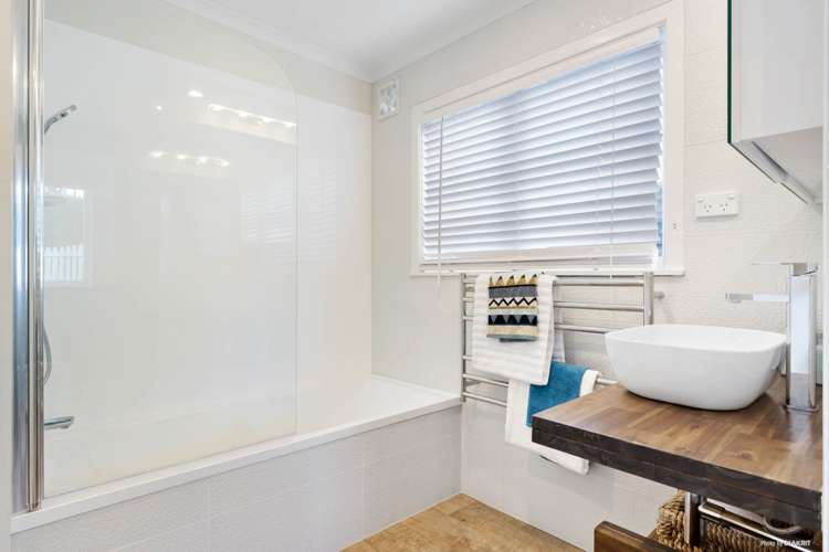 107 Beach Road Mellons Bay_15