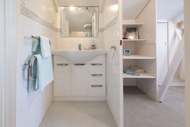 84 The Parade Island Bay_13