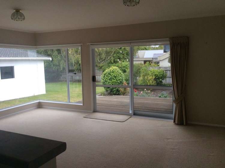 8 Eaton Crescent Otamatea_3