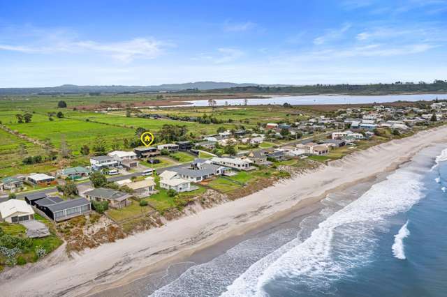 LARGE FAMILY HOME AT THE BEACH