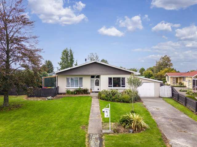 Gem with Sunlit Features and Versatile Spaces!