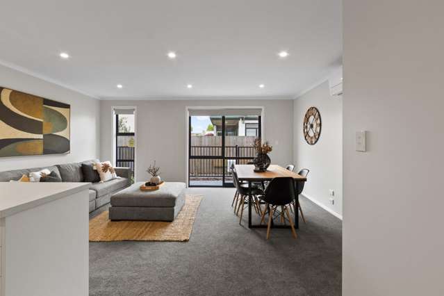 3 Bedroom 3 Bathroom in sought after Hamilton East - pets allowed.