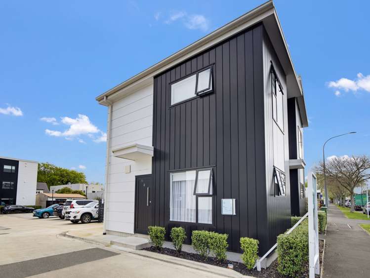 2/17 Vialou Street Hamilton City Central_13