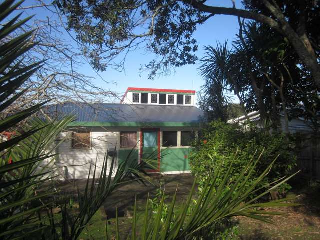 Character Cottage - walk to the shops and beaches