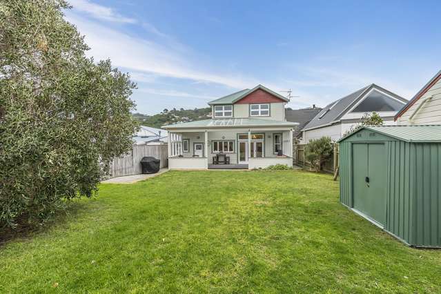 LARGE FAMILY HOME IN LYALL BAY