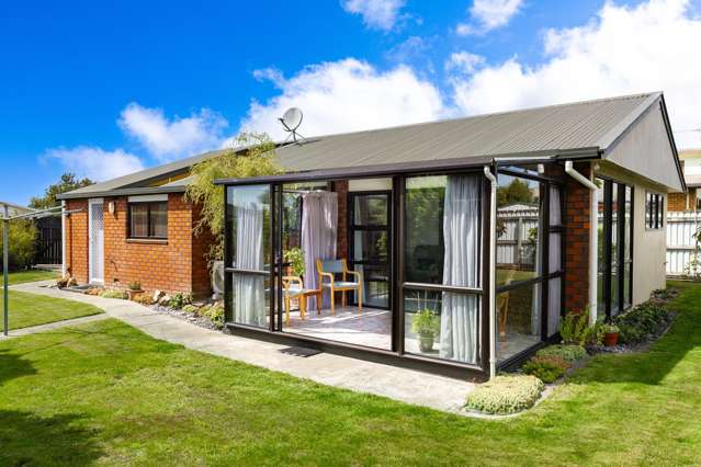 Flawless rare find, immediate possession available