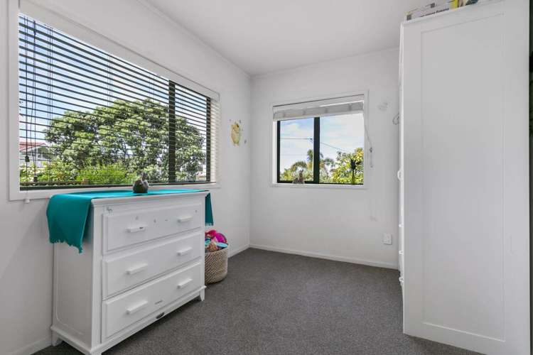2/267 Glenfield Road Hillcrest_8
