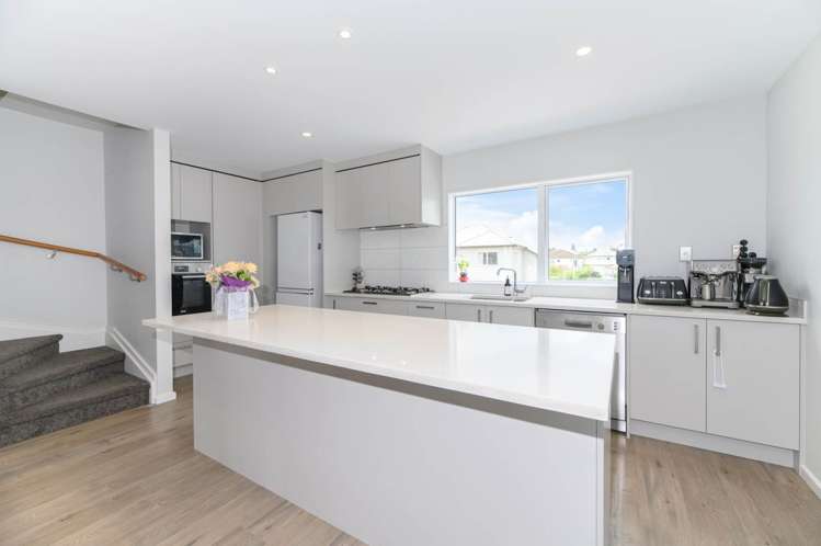 93 Bordeaux Parade Te Atatu South_0