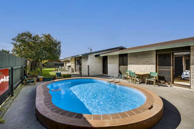 Spacious Family Home + Pool, Footsteps to Taradale