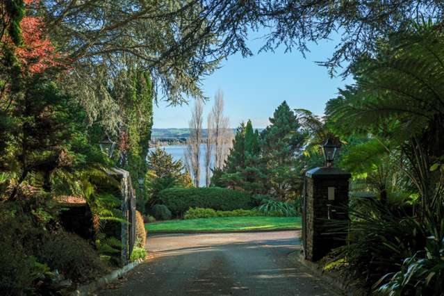 A Landmark Lockwood - Lakefront Position