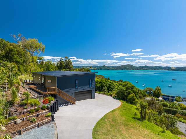 Contemporary Coastal Living in McLeod Bay