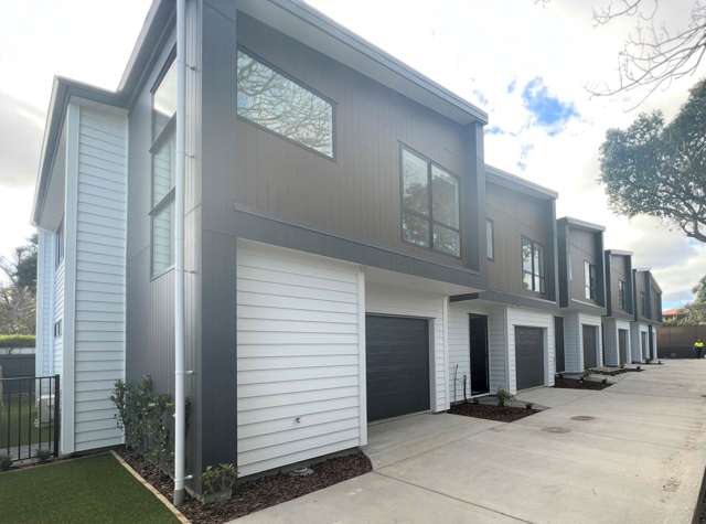 Convenient & stylish in the heart of Ellerslie!