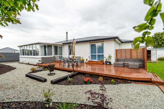Welcome to this charming and private family home.