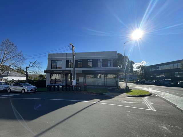 Small Corner Suite - West Lynn Village