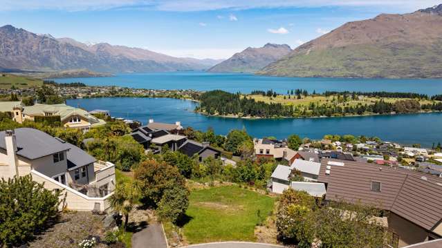 Premium Queenstown Position: Views & Potential