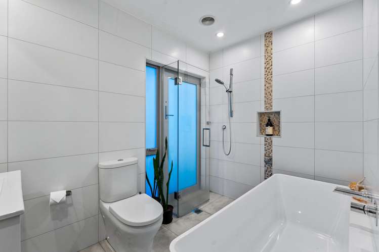 2/962 Beach Road Torbay_14