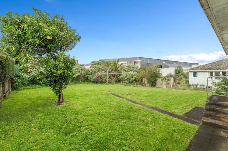 37 Featherston Crescent Otara_11