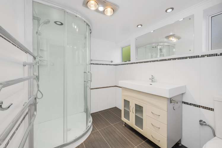 27 Colmar Road Mellons Bay_12