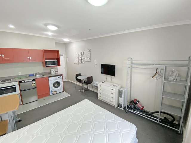 704/5 Aitken Street 1357_3