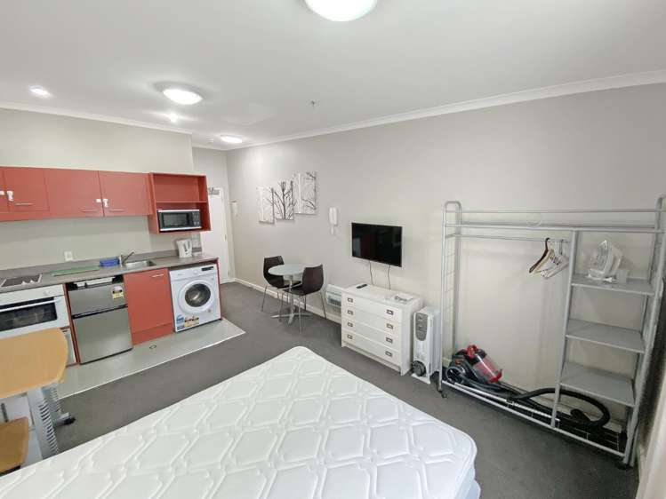 704/5 Aitken Street 1357_3