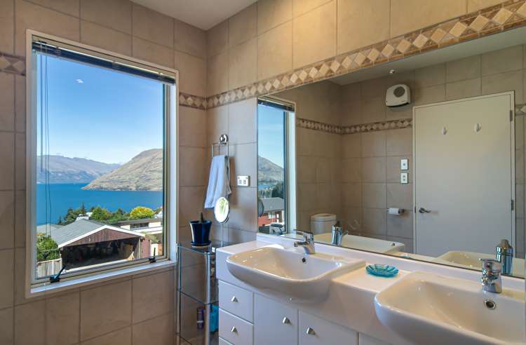 28 Wynyard Crescent Fernhill/Sunshine Bay_13