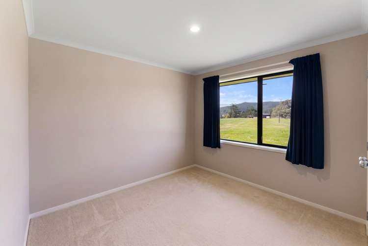 76 Pretty Bridge Valley Road Wakefield_14