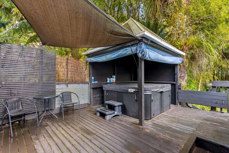 566 Scenic Drive Waiatarua_16