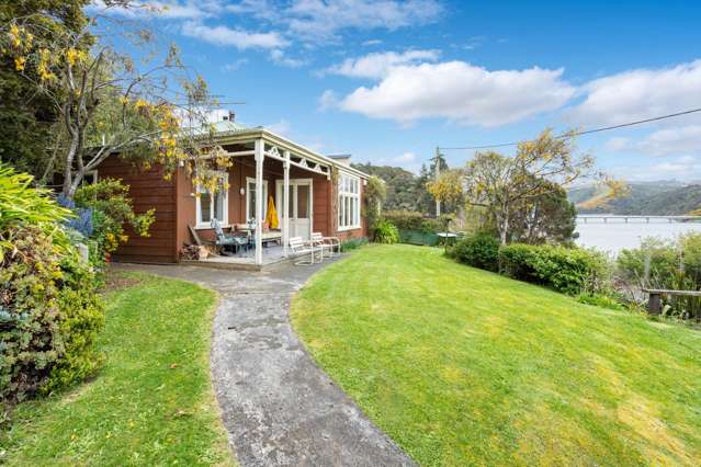 Classic Kiwi Crib with Panoramic Views