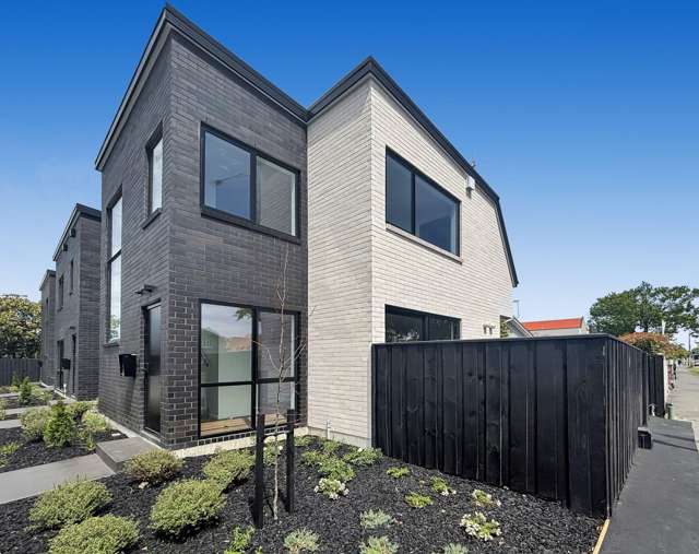 CHRISTCHURCH CENTRAL - 3 BEDROOMS, 3.5 BATHROOMS, 2 HEATPUMPS