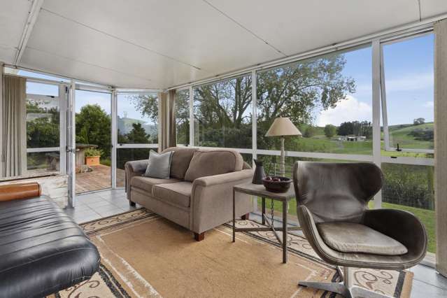 Charming Rural Retreat with Stunning Views!
