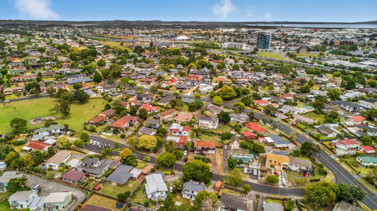 8 Courant Place Clover Park_19