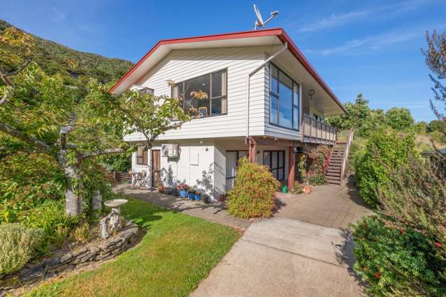 Coastal Living in Sought-After Waikawa