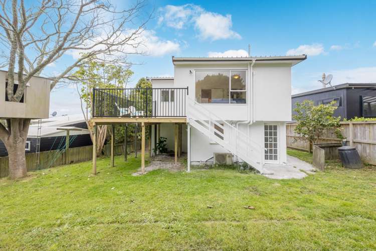 9 Piccadilly Circus Snells Beach_23