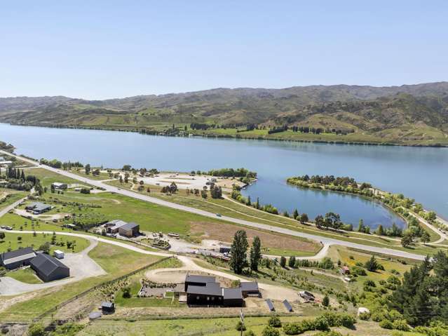 Stunning lake views in Lowburn