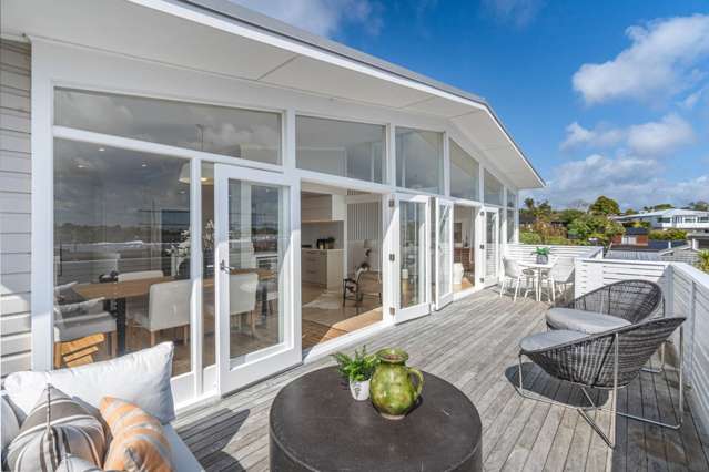 Breathtaking Mairangi Bay Retreat