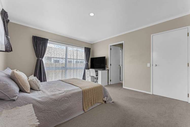 8 Headcorn Place Botany Downs_14