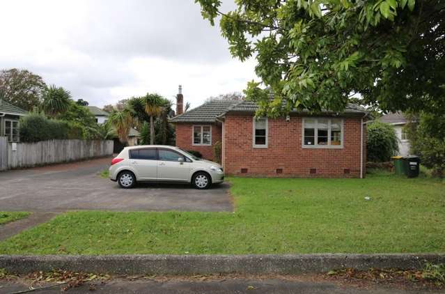 3 Bedroom Sunny Brick Home with Deck – Waterview