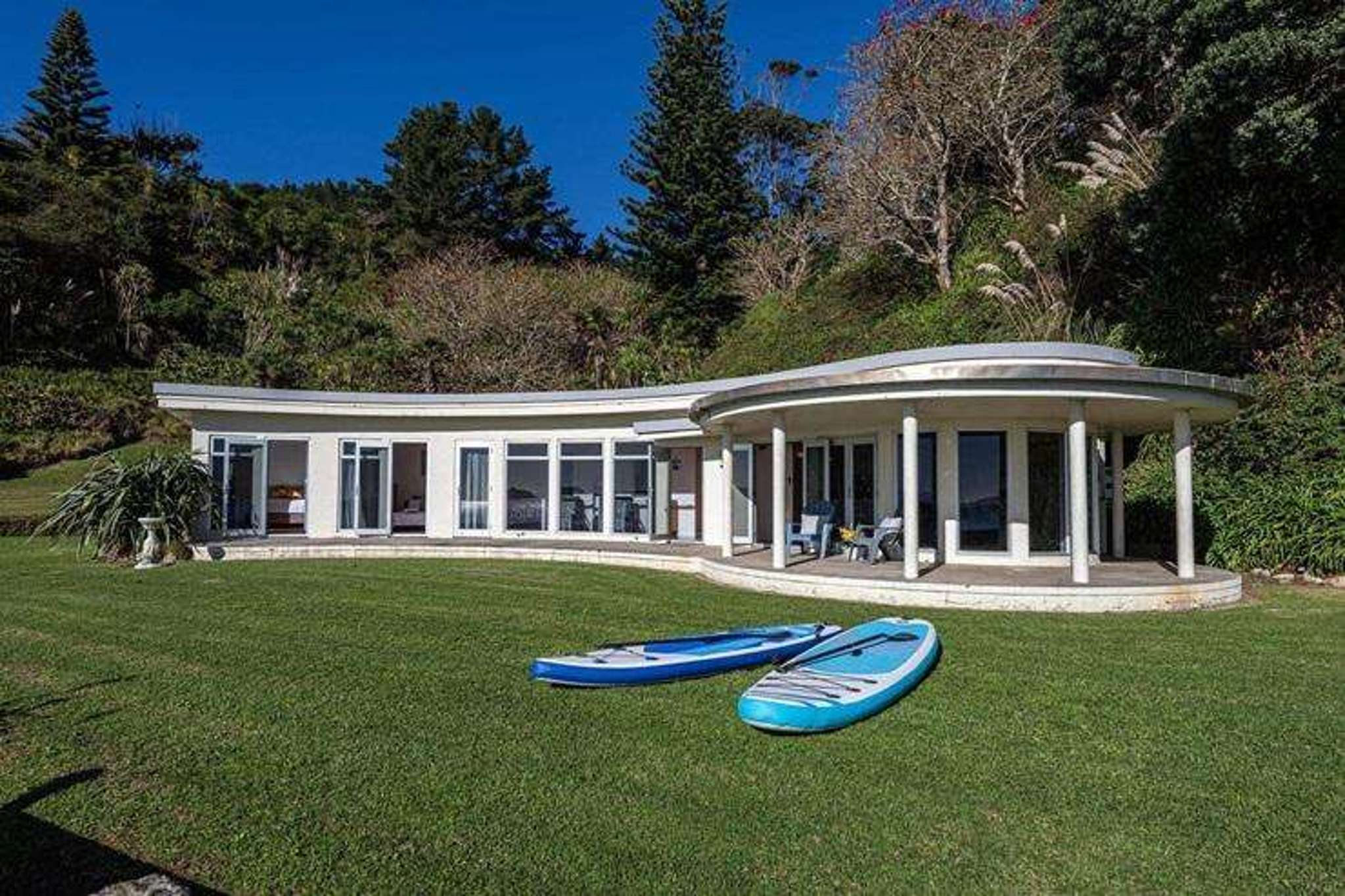 Auckland couple reliving their honeymoon buy iconic beach home in the Bay of Islands
