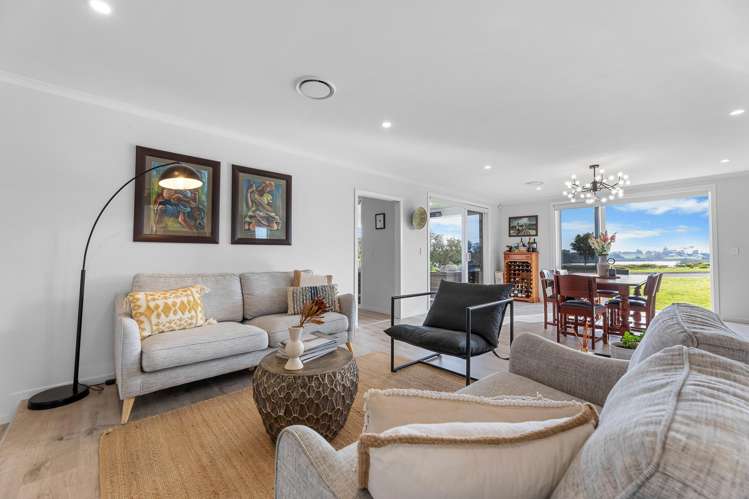 32 OMAHURU ROAD  "Kahawai Point" Glenbrook_11