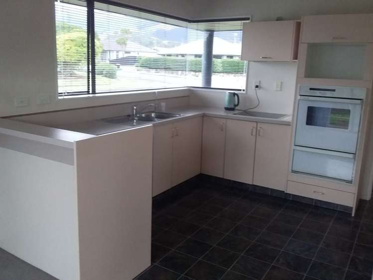 82 Aldinga Avenue Stoke_3