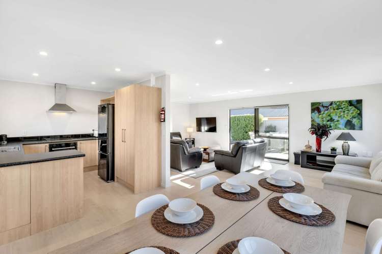 100 Barry Avenue_0