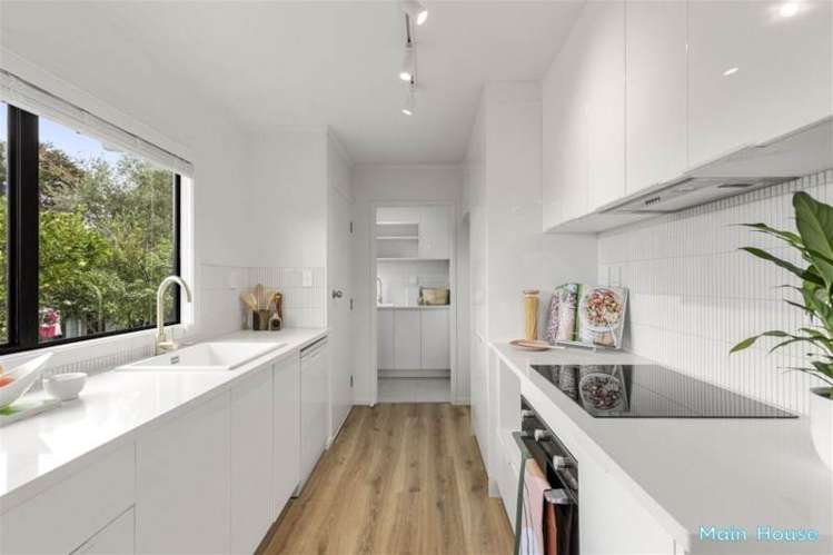 8 & 8A Kupari Place Totara Vale_11