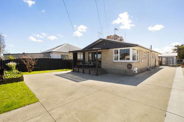 Easy-Care Living On A Freehold Section!