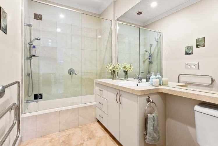 19 Heynes Place Clive_14