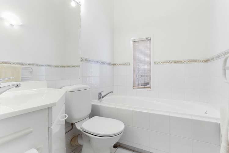 3/212 Hurstmere Road Takapuna_13