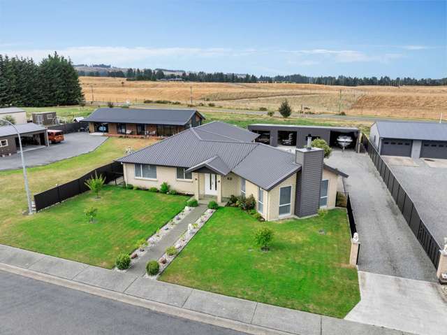 Family Haven with massive garaging