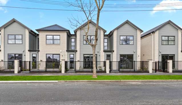 3 Bedroom - 3 Bathroom - Single Garage - Short walk to Hamilton East and Made !