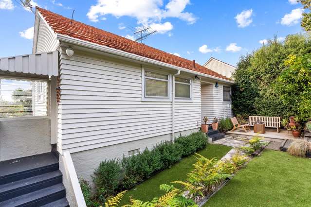 STUNNING VIEWS - PICTURE PERFECT ORAKEI COTTAGE