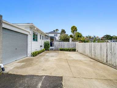 2/11 Longreach Drive_1