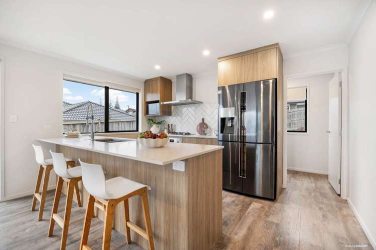 10 Loader Place_3